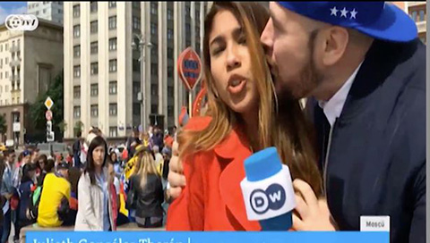 World Cup 2018: Fan sàm sỡ vòng 1, cưỡng hôn nữ phóng viên xinh đẹp ảnh 1